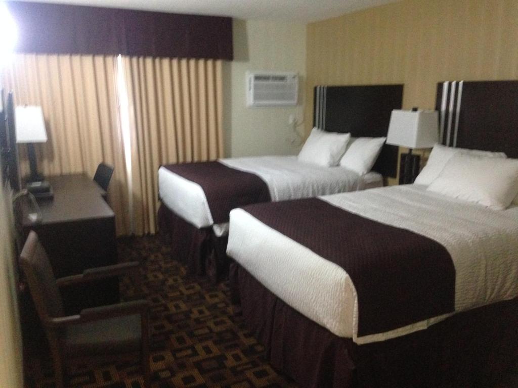 Postel nebo postele na pokoji v ubytování Days Inn by Wyndham Sylvan Lake