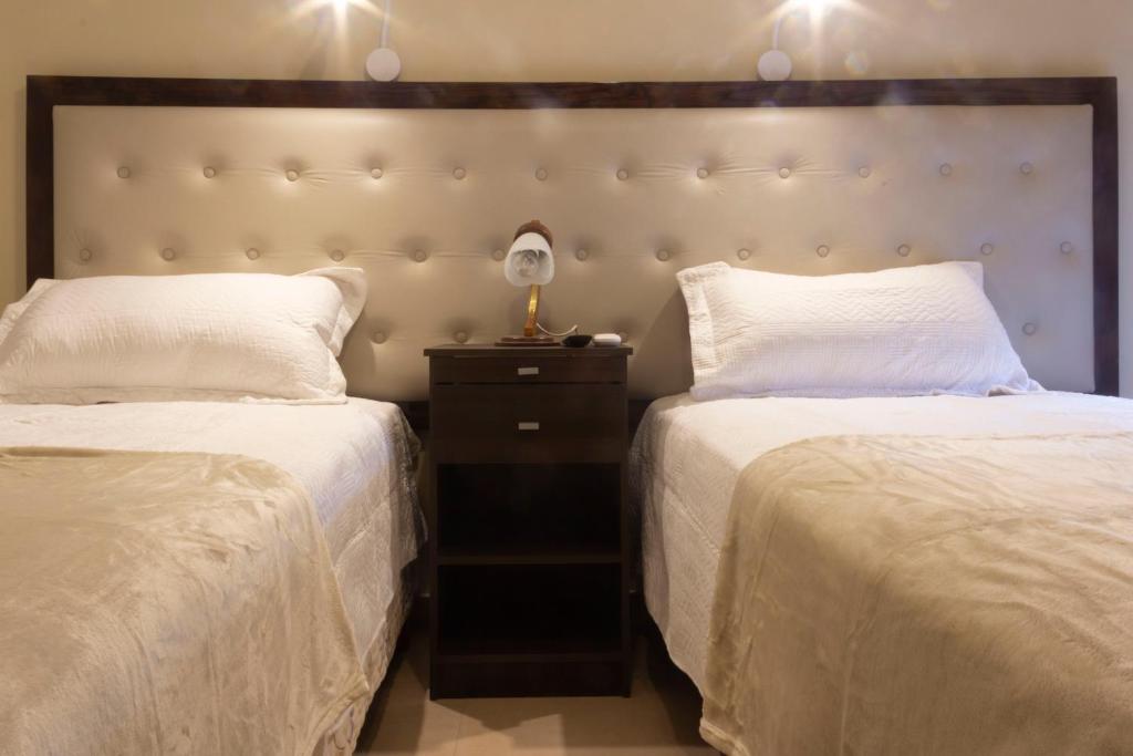 En eller flere senge i et værelse på Sathya