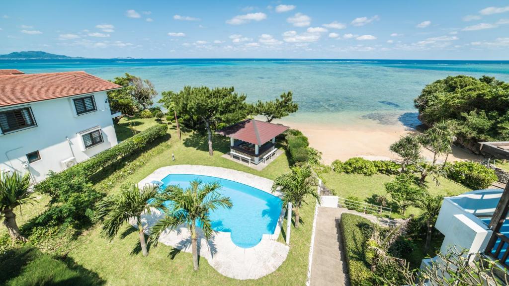 una vista aérea de una casa y del océano en Ishigaki Sunset Cove en Isla Ishigaki