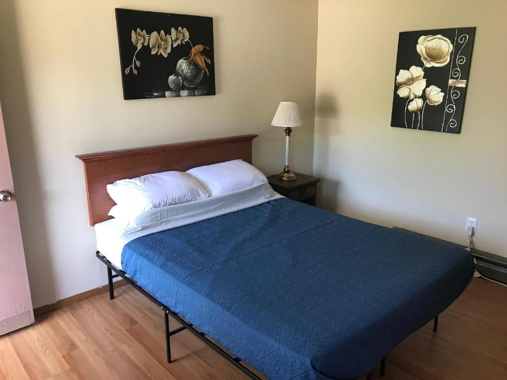 Postel nebo postele na pokoji v ubytování Hillside Motel