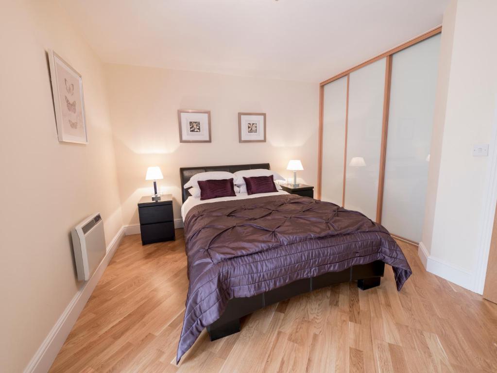 A bed or beds in a room at Leamington Spa 1 Bed Luxury Serviced Apartment