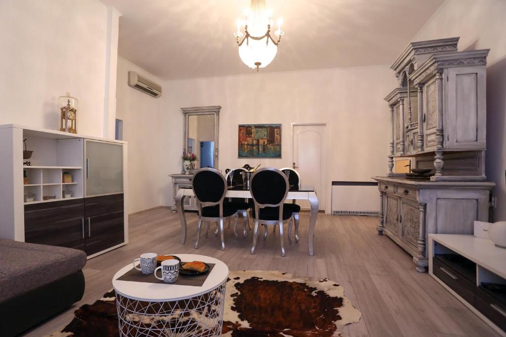 sala de estar con mesa y sillas en Apartment Papalic Palace en Split