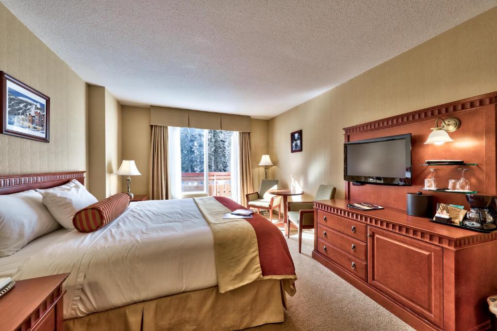 Кровать или кровати в номере Sun Peaks Lodge