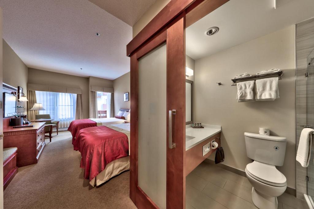 Ванная комната в Sun Peaks Lodge
