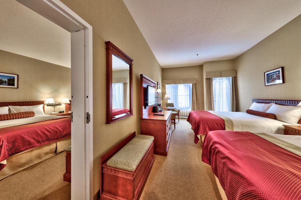 Кровать или кровати в номере Sun Peaks Lodge