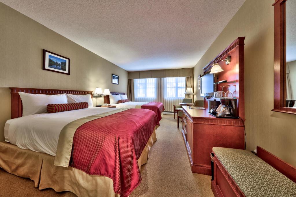 Кровать или кровати в номере Sun Peaks Lodge