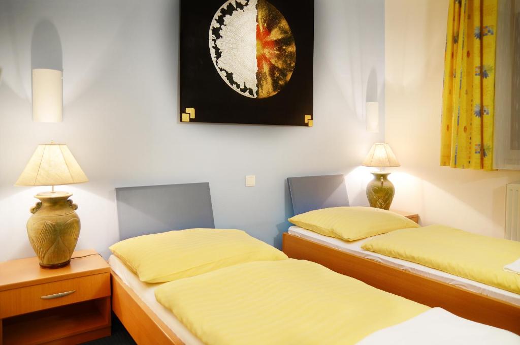 Un pat sau paturi într-o cameră la Hotel Imos