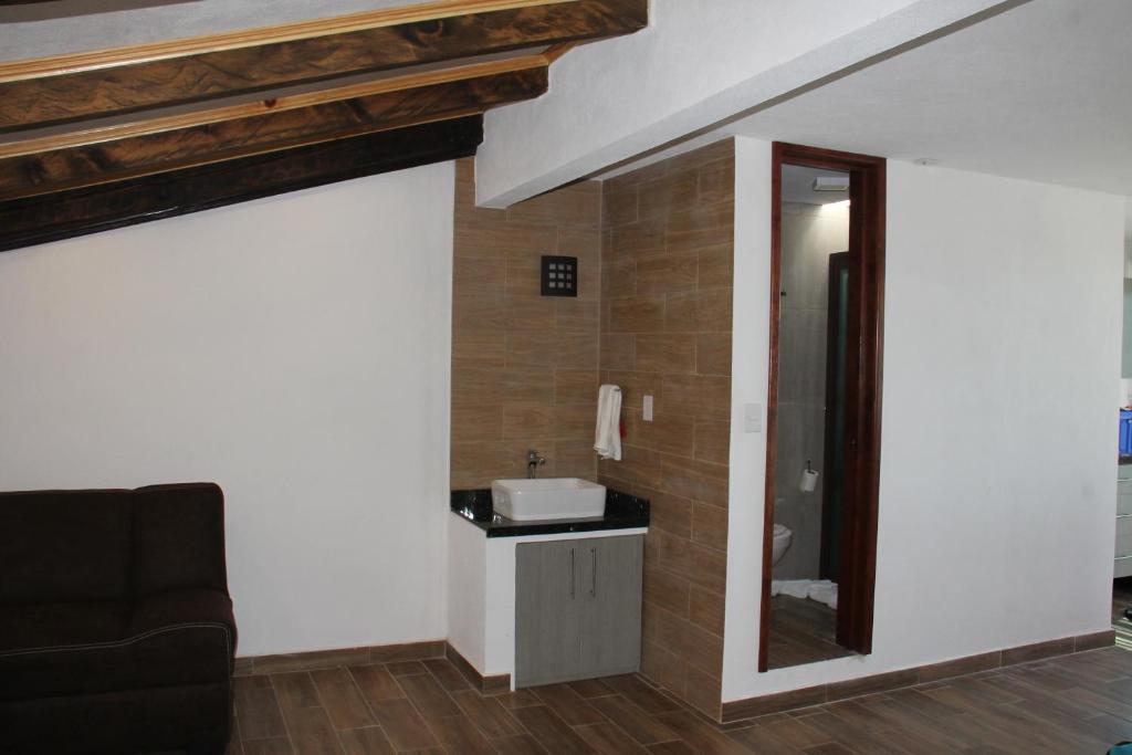 uma casa de banho com um lavatório e um espelho em Loft Don Silver em Zacatlán