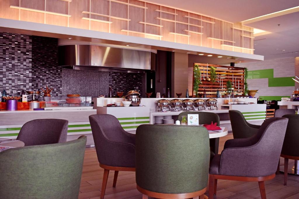 Restaurace v ubytování FOX Hotel Pekanbaru