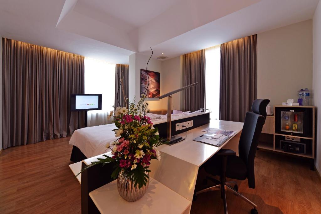 TV a/nebo společenská místnost v ubytování FOX Hotel Pekanbaru