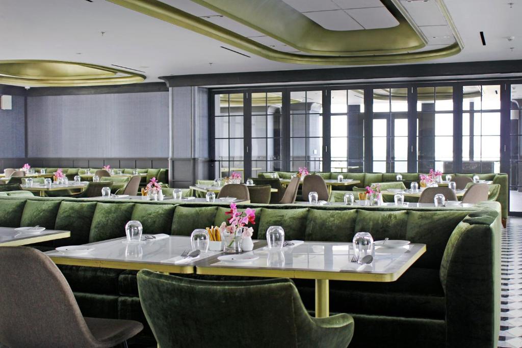 Restaurace v ubytování Goodrich Suites, Jakarta