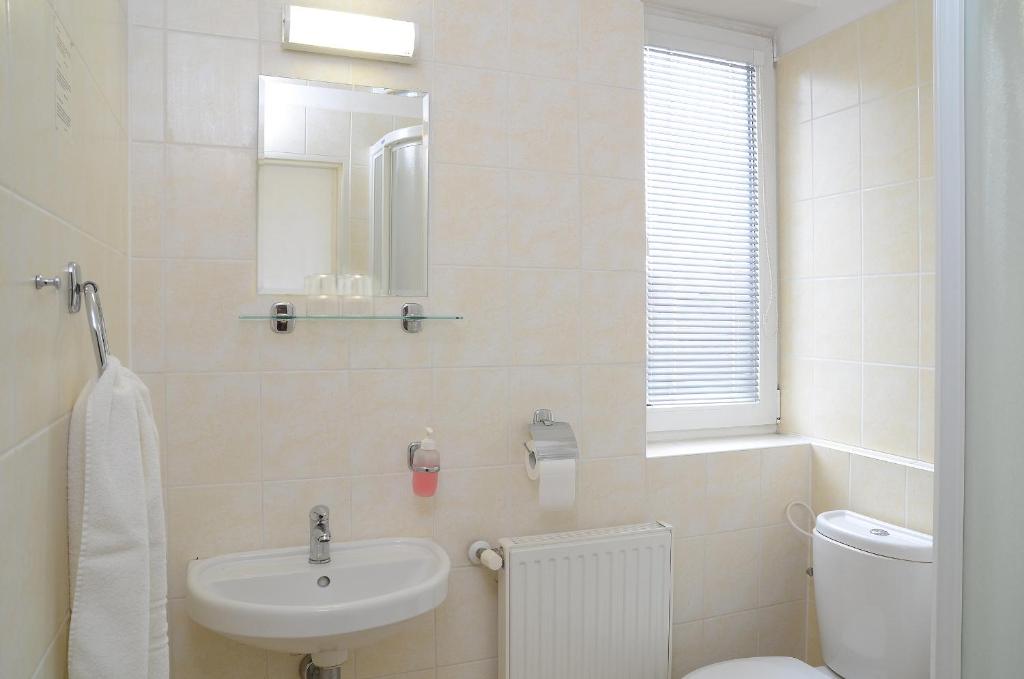 Koupelna v ubytování Hotel Imos