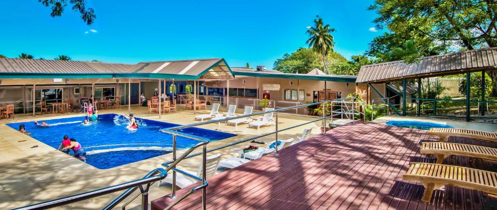 ein großer Swimmingpool mit Menschen darin in der Unterkunft Tanoa Skylodge Hotel in Nadi