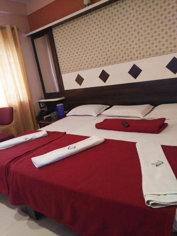 Postel nebo postele na pokoji v ubytování hotel sangeeth lodging