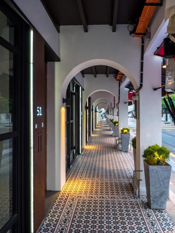 un callejón de un edificio con un arco en Macallum Central Hotel Managed by The Ascott Limited, en George Town