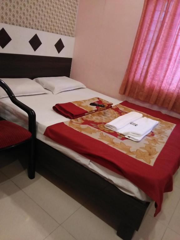 Postel nebo postele na pokoji v ubytování hotel sangeeth lodging