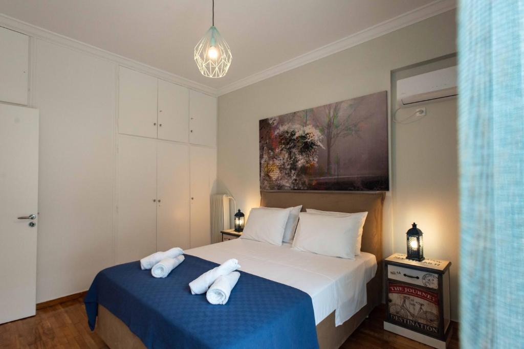 Łóżko lub łóżka w pokoju w obiekcie Blue Ark Stylish Athens