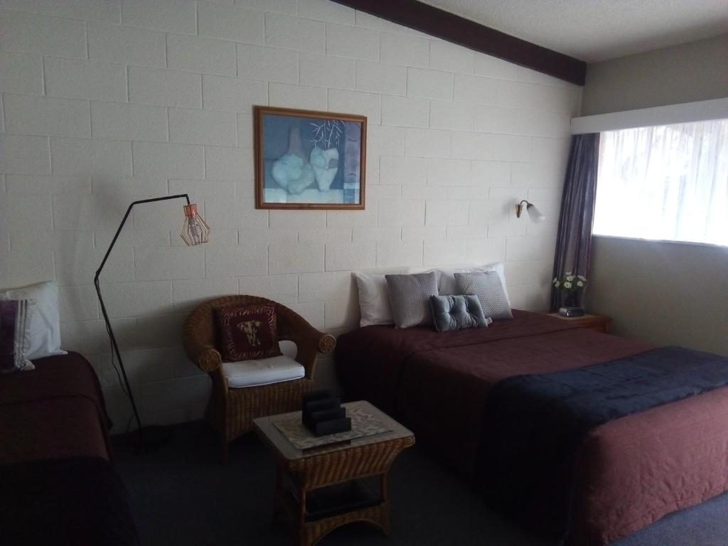 Χώρος καθιστικού στο Redwood Lodge Motel