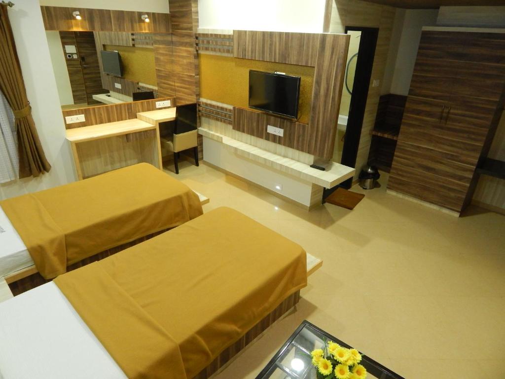 TV a/nebo společenská místnost v ubytování Hotel Aadhi