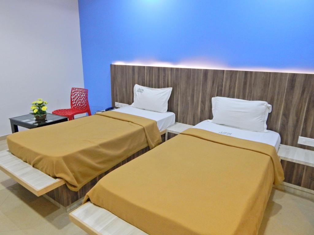 Postel nebo postele na pokoji v ubytování Hotel Aadhi