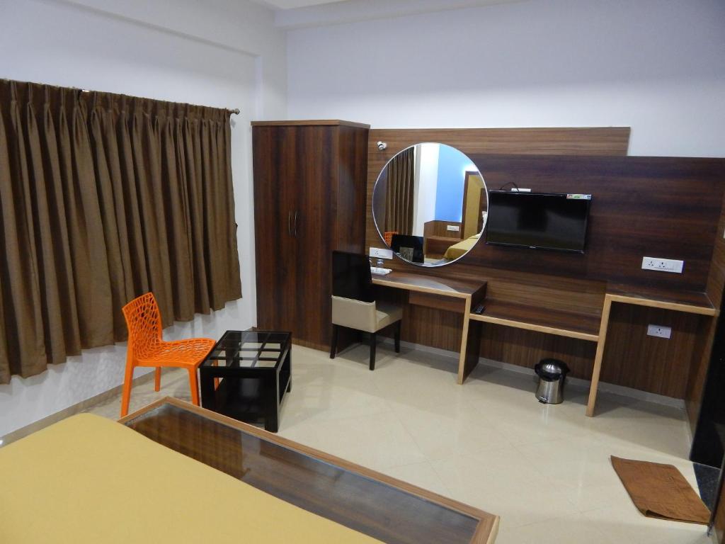 TV a/nebo společenská místnost v ubytování Hotel Aadhi