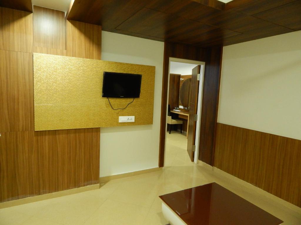 TV a/nebo společenská místnost v ubytování Hotel Aadhi