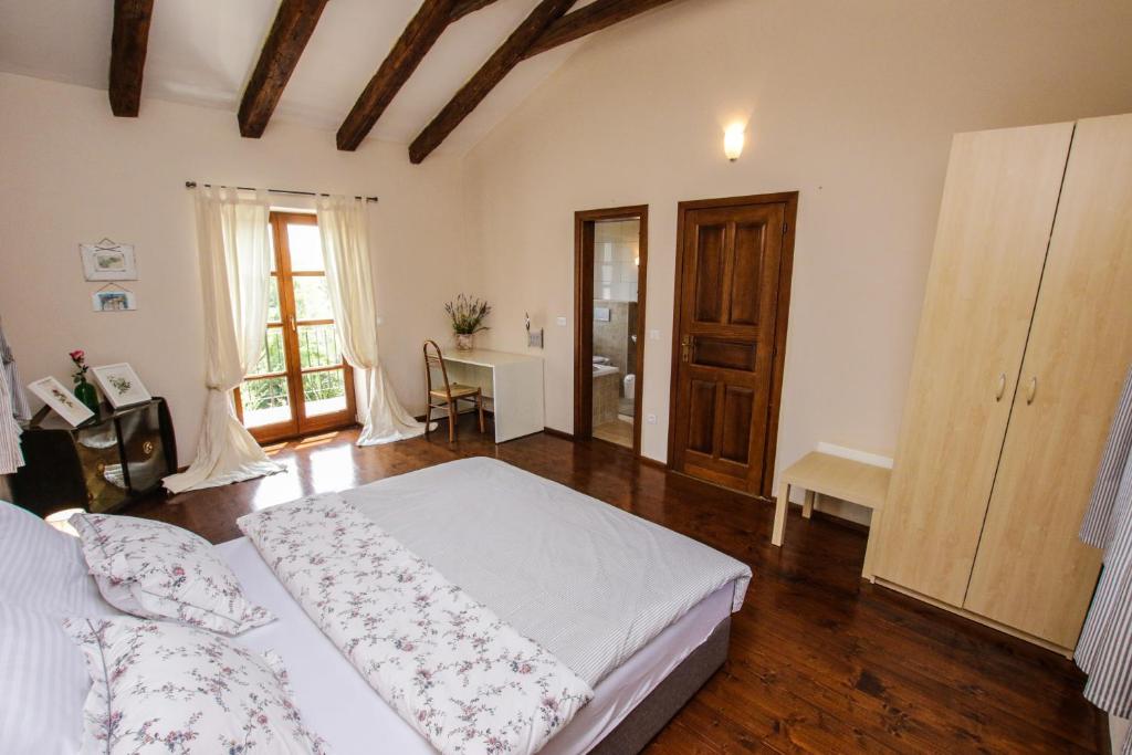 Łóżko lub łóżka w pokoju w obiekcie Villa Marinac