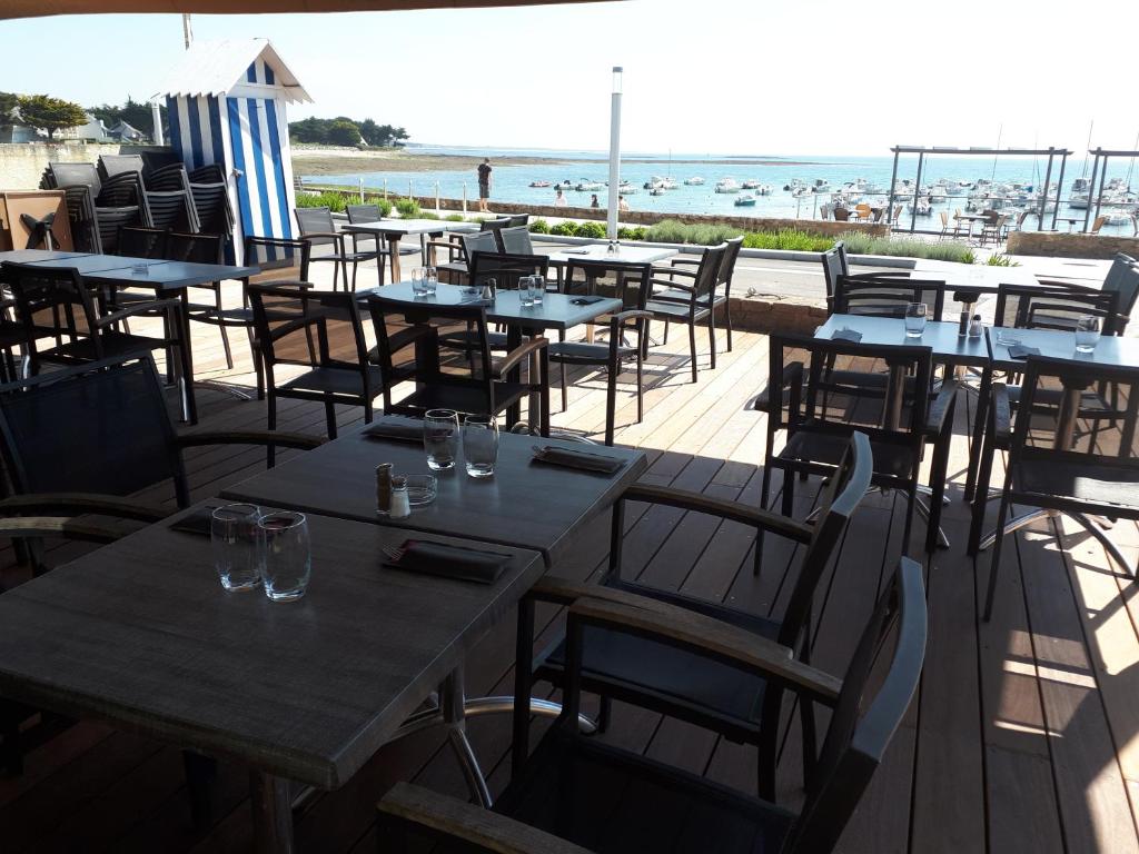 Restoranas ar kita vieta pavalgyti apgyvendinimo įstaigoje Hôtel du Port Bar Restaurant