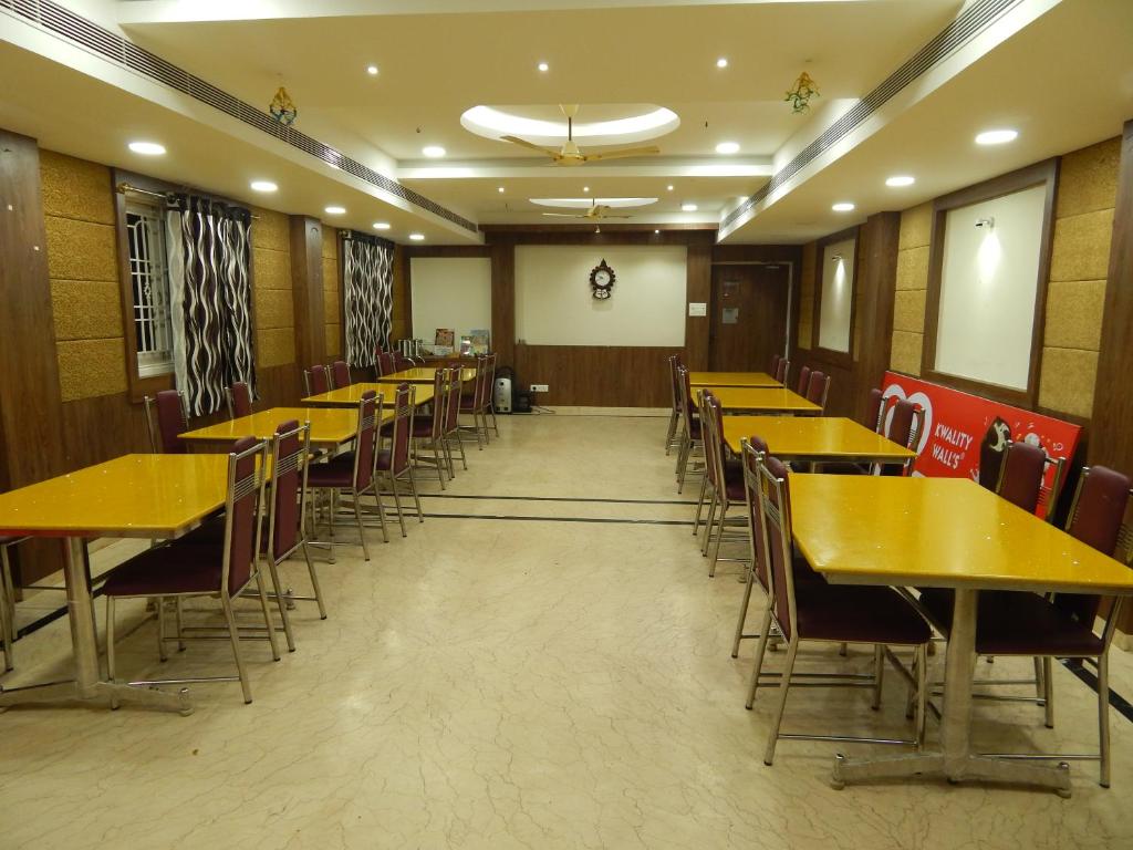 Restaurace v ubytování Hotel Aadhi