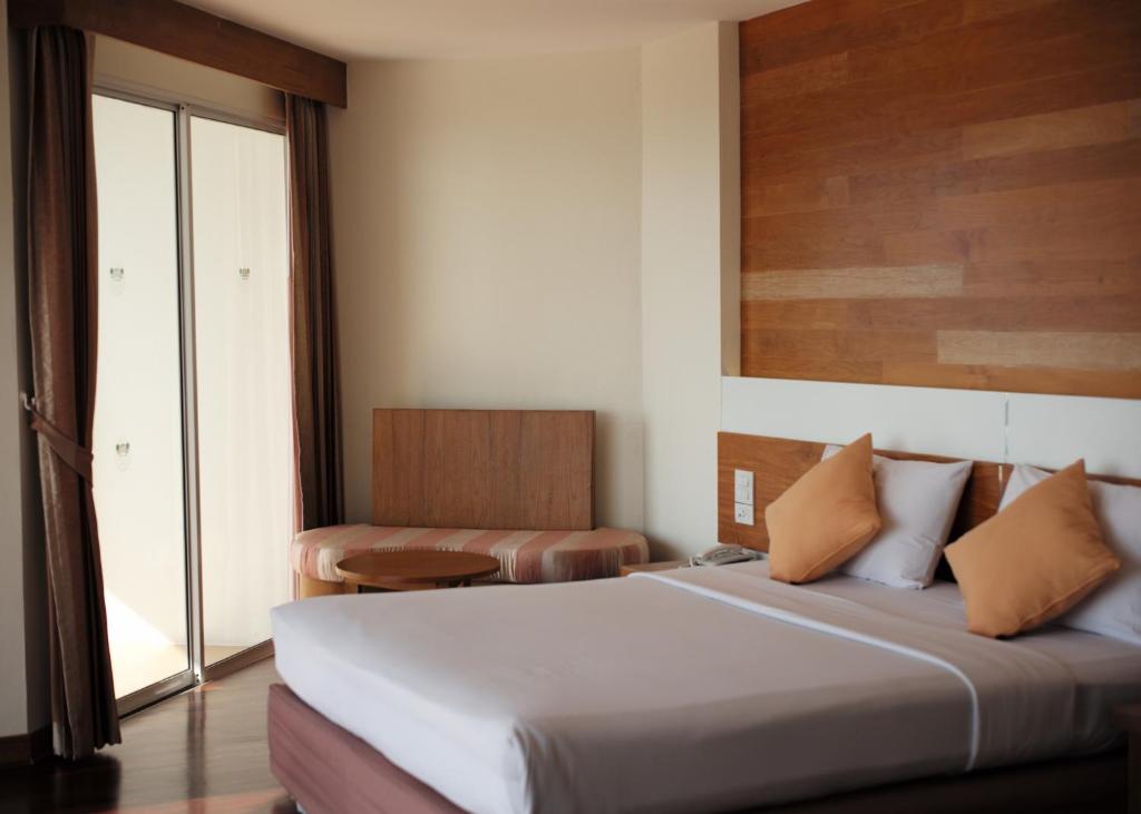 Postel nebo postele na pokoji v ubytování Welcome Jomtien Beach Hotel