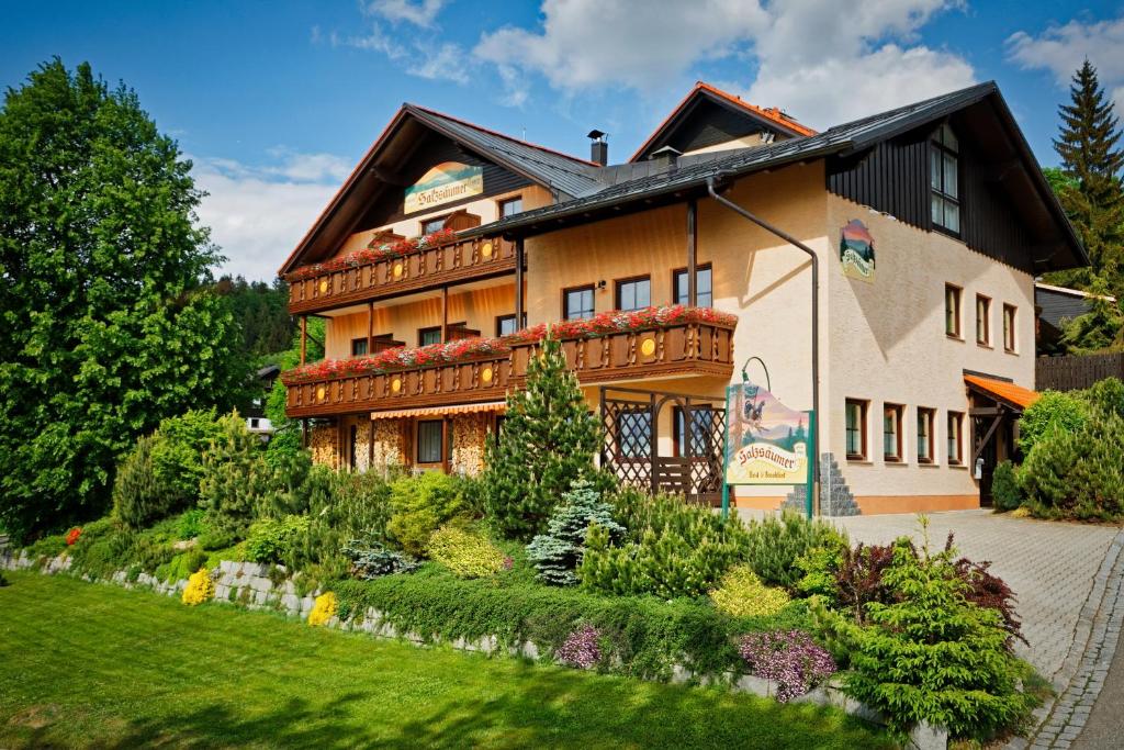 ein Haus mit Garten davor in der Unterkunft Pension Salzsäumer in Neuschönau