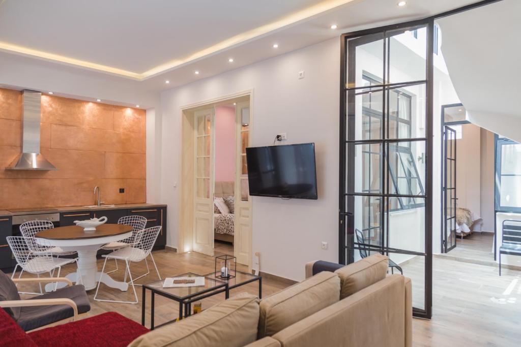 salon z kanapą i stołem w obiekcie AllStar Boutique House in DownTown, direct connection with airport w Atenach