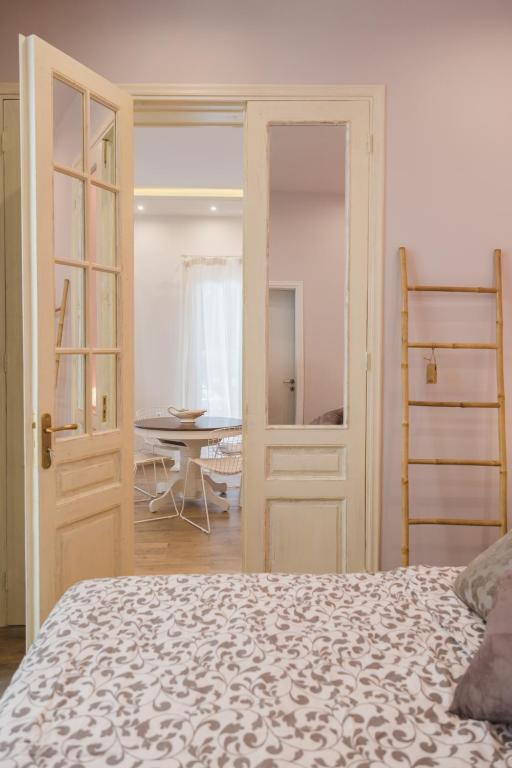 Łóżko lub łóżka w pokoju w obiekcie AllStar Boutique House in DownTown, direct connection with airport