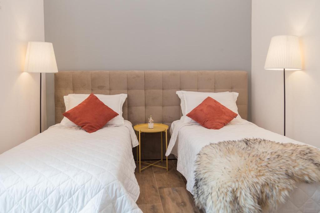 Łóżko lub łóżka w pokoju w obiekcie AllStar Boutique House in DownTown, direct connection with airport