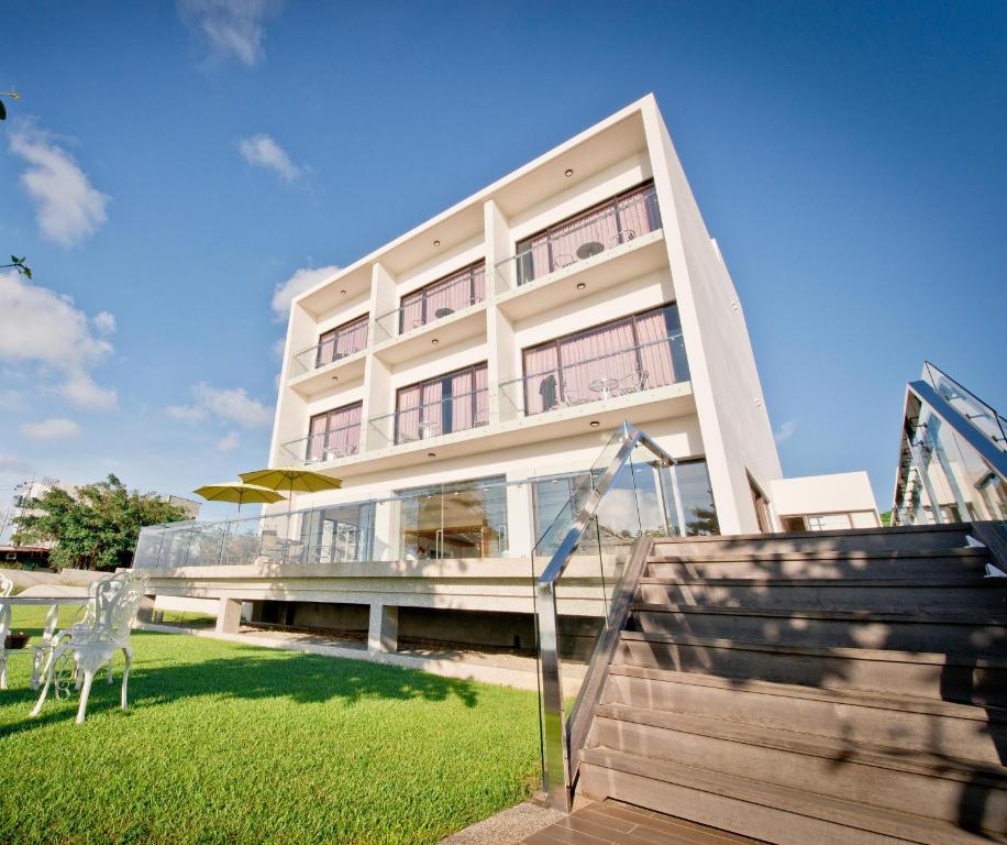 - un bâtiment avec des escaliers et des chaises en face dans l'établissement Venice Seaview Hotel, à Île Lamay