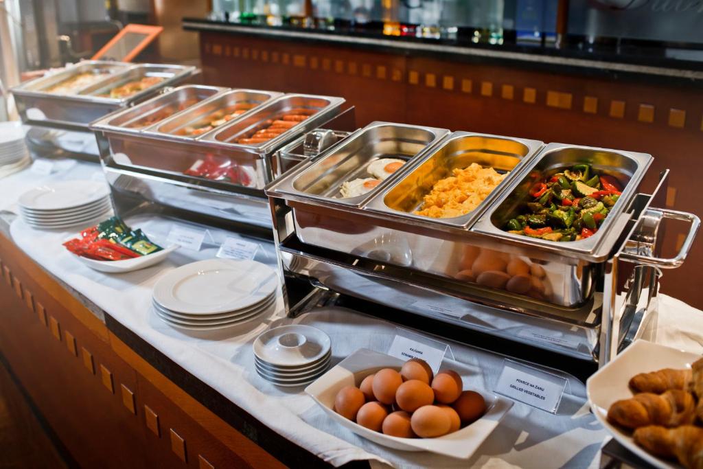 Comida no hotel ou em algum lugar perto