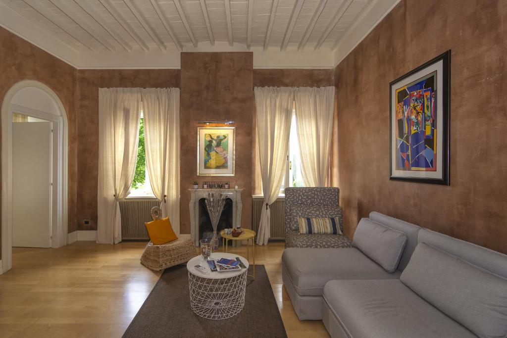 uma sala de estar com um sofá e uma mesa em Lauri Loft em Pisa