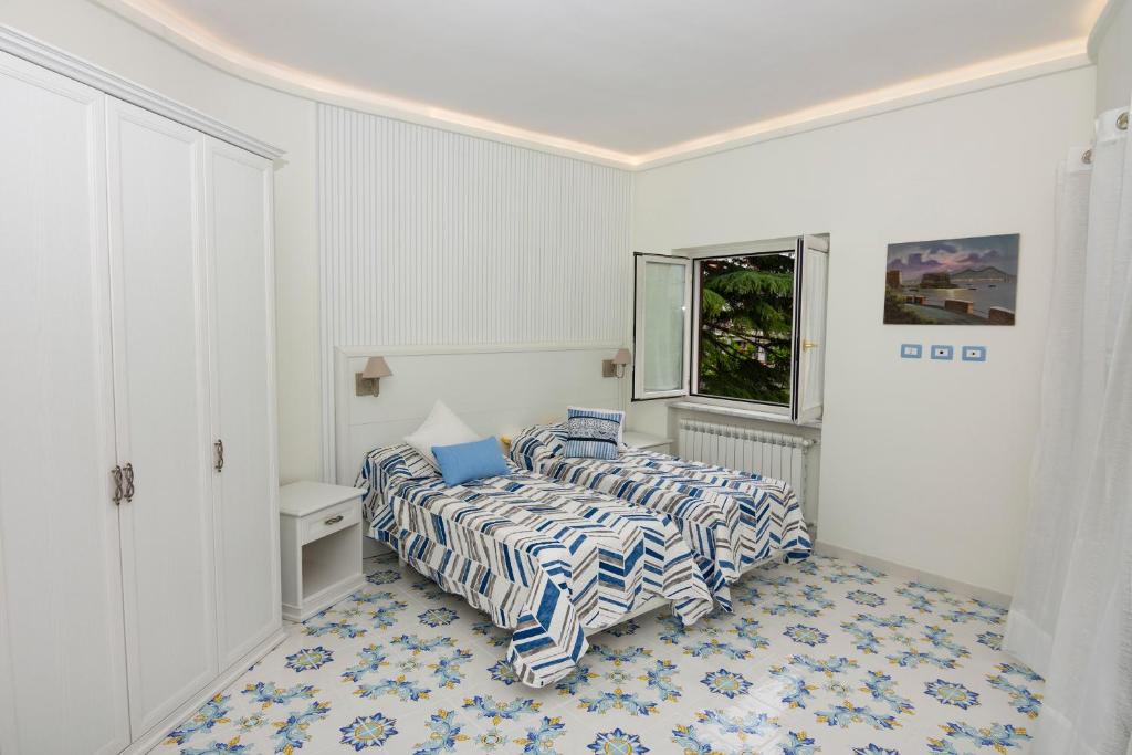 Łóżko lub łóżka w pokoju w obiekcie Ambra Sorrento Suites Short Rent