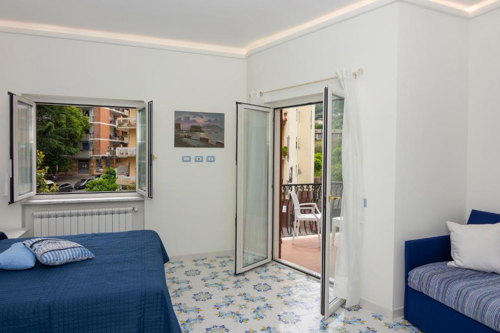 Łóżko lub łóżka w pokoju w obiekcie Ambra Sorrento Suites Short Rent