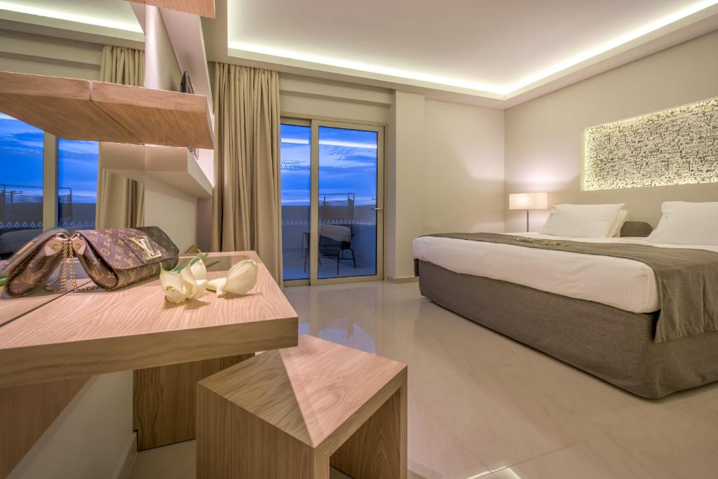 Postel nebo postele na pokoji v ubytování Azure Resort & Spa