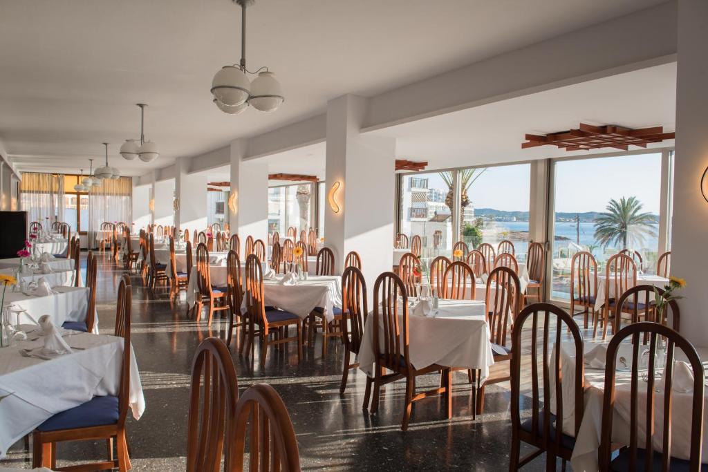 Hotel Abrat, San Antonio – Updated 2023 Prices