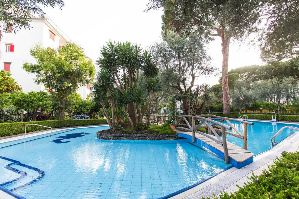 Basen w obiekcie Ambra Sorrento Suites Short Rent lub w pobliżu