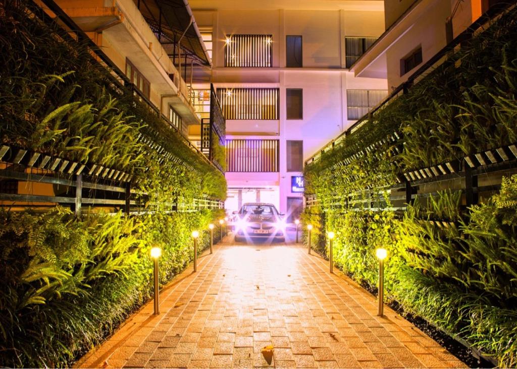 un coche está aparcado en un edificio con luces en Hotel Neighbourhood, Cochin en Kochi