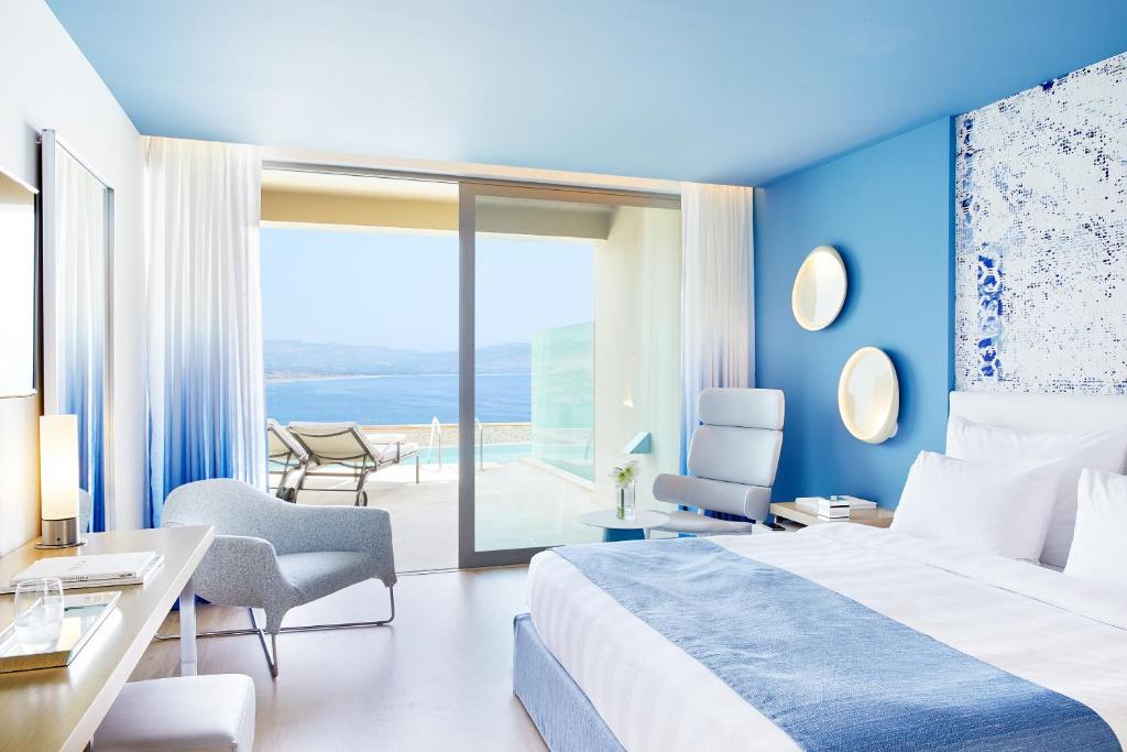 Postel nebo postele na pokoji v ubytování Lindos Blu Luxury Hotel-Adults only
