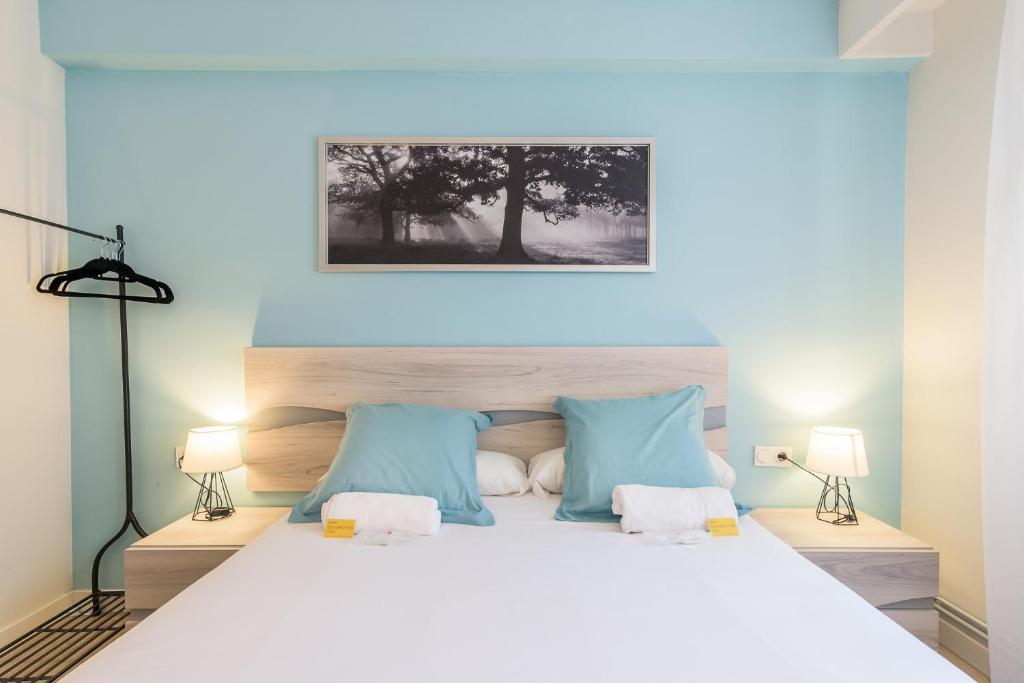 Postel nebo postele na pokoji v ubytování Zurriola - Beachside Comfort