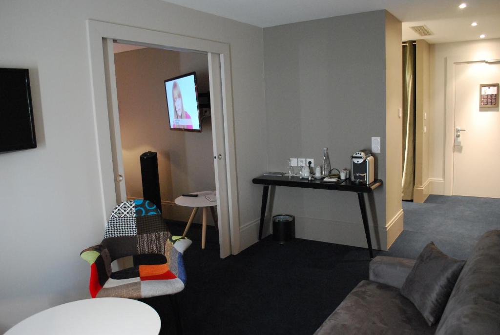 TV a/nebo společenská místnost v ubytování Hotel le Cinq Hyper - Centre