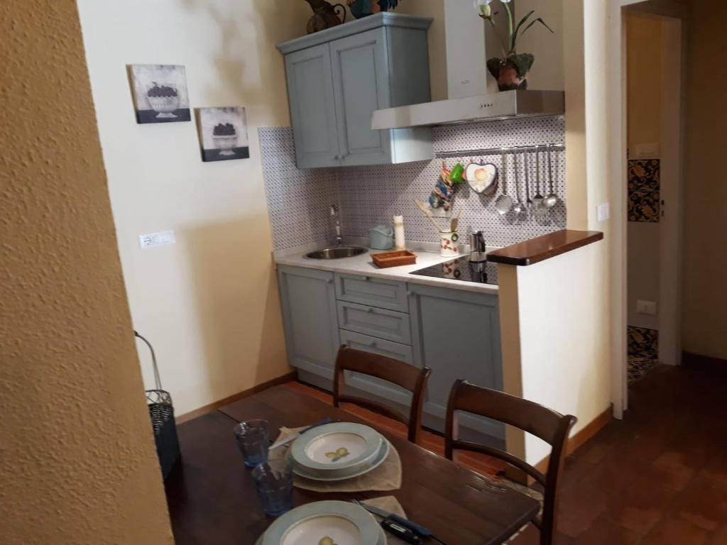 eine kleine Küche mit einem Tisch und einem Waschbecken in der Unterkunft Residence Il Cavallino in Tirrenia