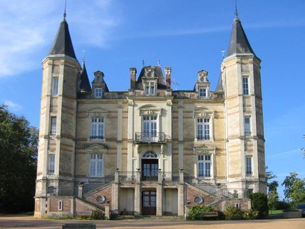 un gran edificio con dos torres encima en Chateau De La Moriniere, en Beaupréau