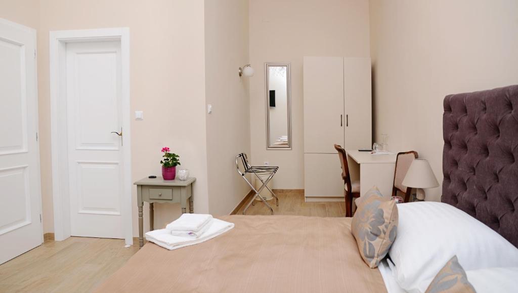 Apartments & Rooms Flowers - 11