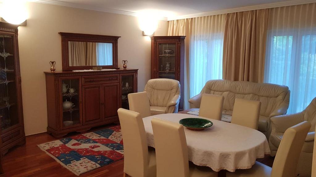 sala de estar con mesa y sillas en Mimi Apartman en Balatonalmádi